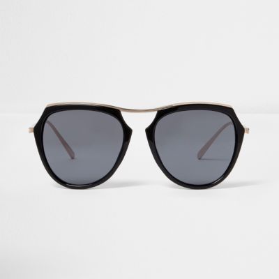 Black oversized smoke lens sunglasses
